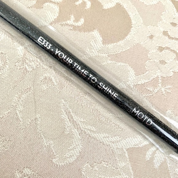 3/$15 MOTD E333 Your Time To Shine Highlighter Brush - Picture 3 of 4